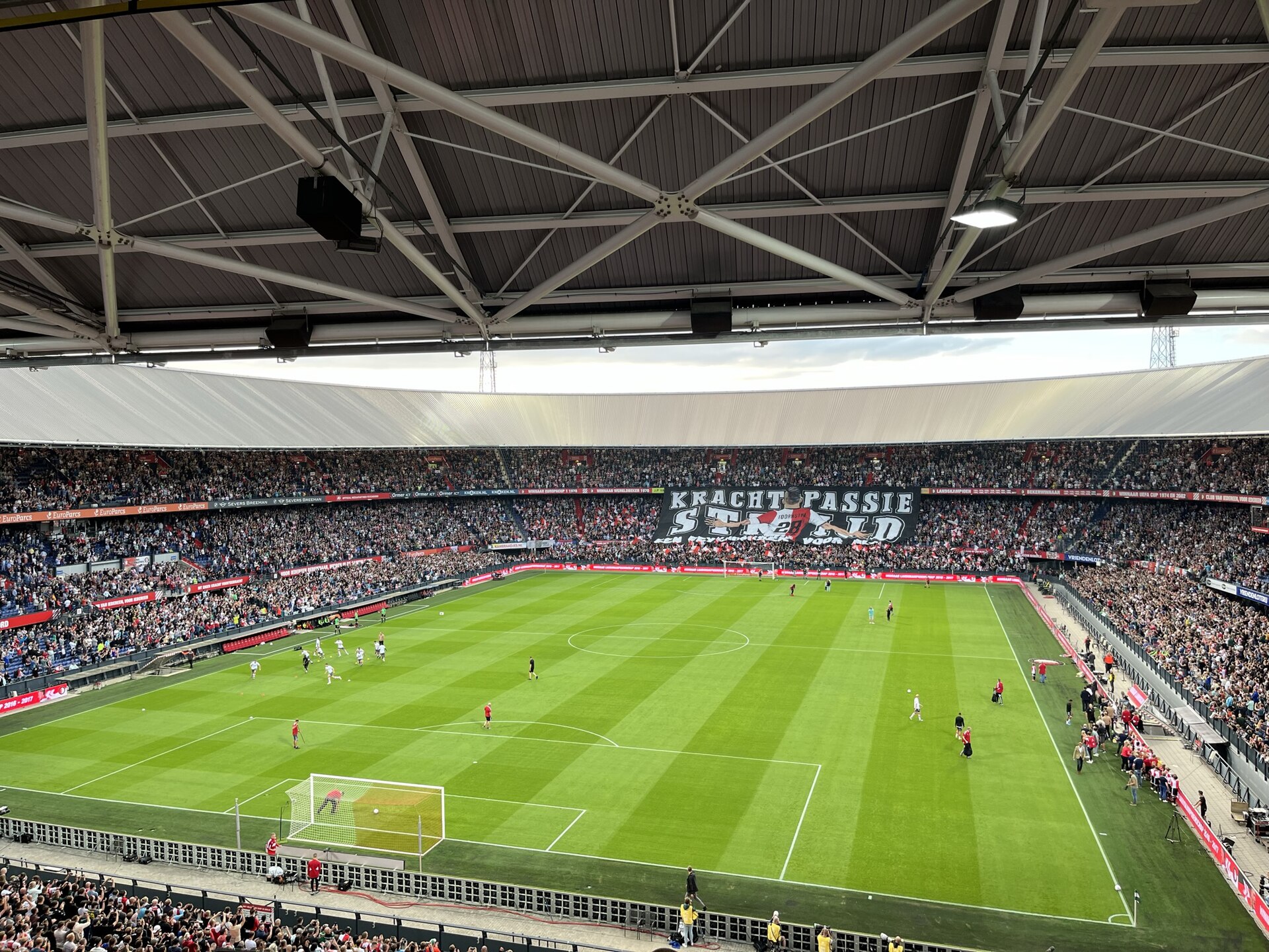 Dit speelt er in het voetbal: Feyenoord wint met 5-0, AZ blijft koploper