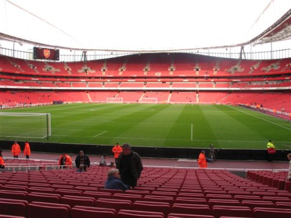 Madueke schiet Arsenal langs Nottingham Forest